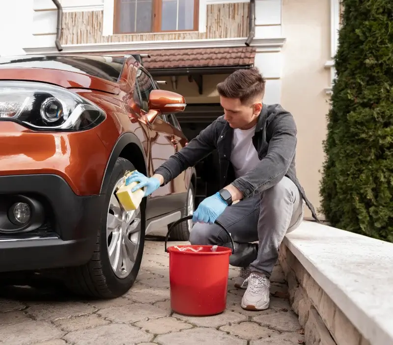 Lavage auto à domicile Vernols : professionnel intervenant sur un véhicule